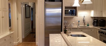 Historic Brownstone Townhouse, 7 beds/3.5 baths, Fenway Boston