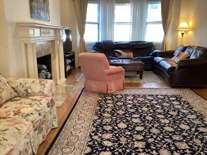 TV, books, offices - Historic Brownstone Townhouse, 7 beds/3.5 baths, Fenway Boston (Boston)