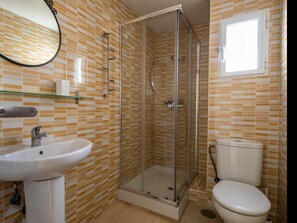 Bathtub, hair dryer, towels - HOMEABOUT LA MERCED APARTMENT 32 (2BR 1BT) (Malaga)