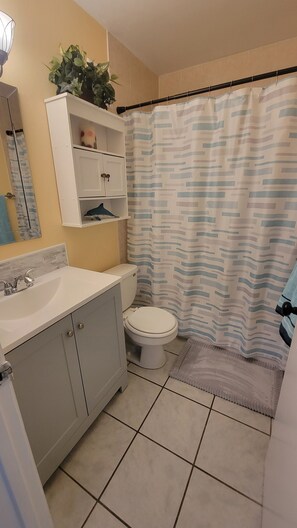 Badewanne, Haartrockner, Toilettenpapier