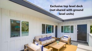 Un pont supérieur exclusif, aménagé avec un ensemble de canapés, des chaises en bois et une table basse.