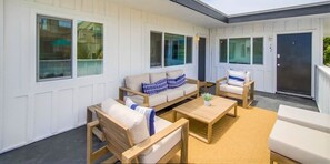 Un pont supérieur exclusif, aménagé avec un ensemble de canapés, des chaises en bois et une table basse.