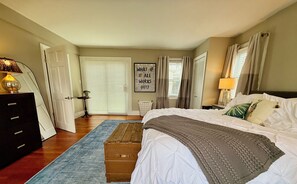 1 slaapkamer, een bureau, een strijkplank/strijkijzer, reisbedje