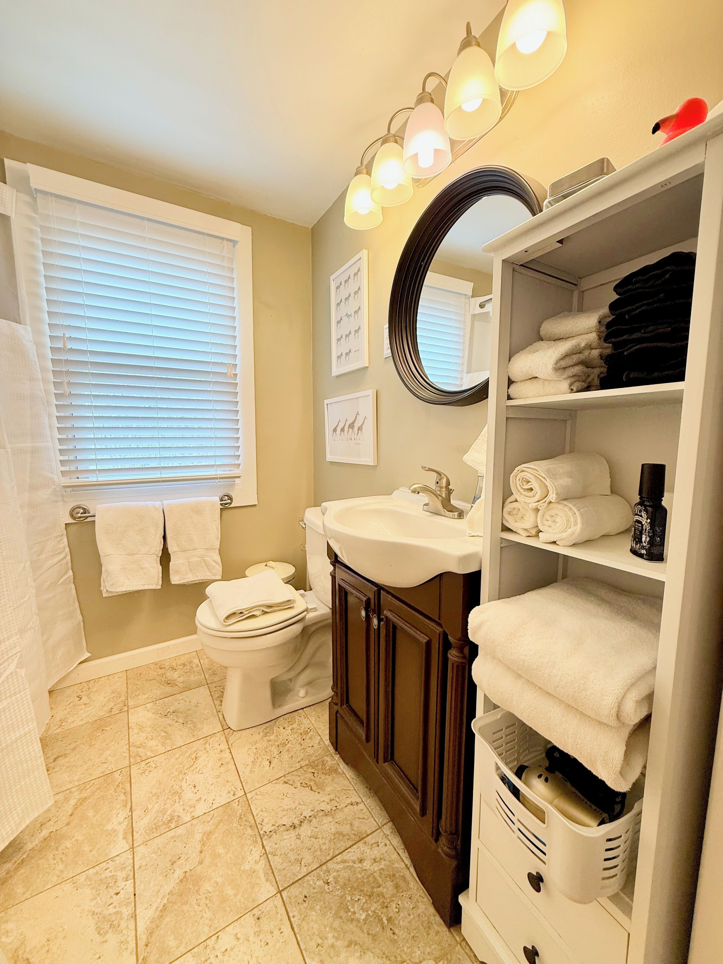 Duschwanne, Haartrockner, Handtücher, Seife