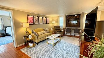 1 Schlafzimmer, Schreibtisch, Bügeleisen/Bügelbrett, Reisekinderbett