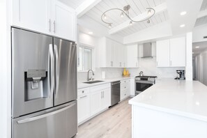 Refrigerador, microondas, horno, placa de cocina