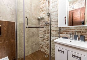 Dusche, kostenlose Toilettenartikel, Haartrockner, Seife