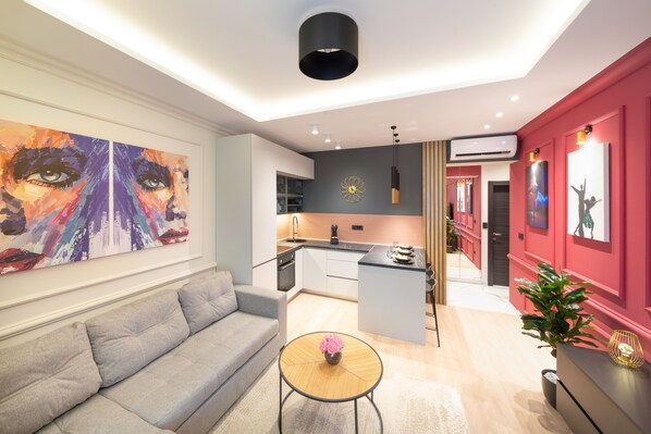 100-cm Smart TV with satellite channels, TV