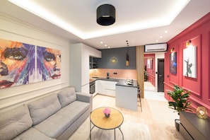 100-cm Smart TV with satellite channels, TV