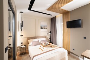 Suíte estúdio luxo | Quartos à prova de som, ferros/tábuas de passar roupa, Wi-Fi de cortesia