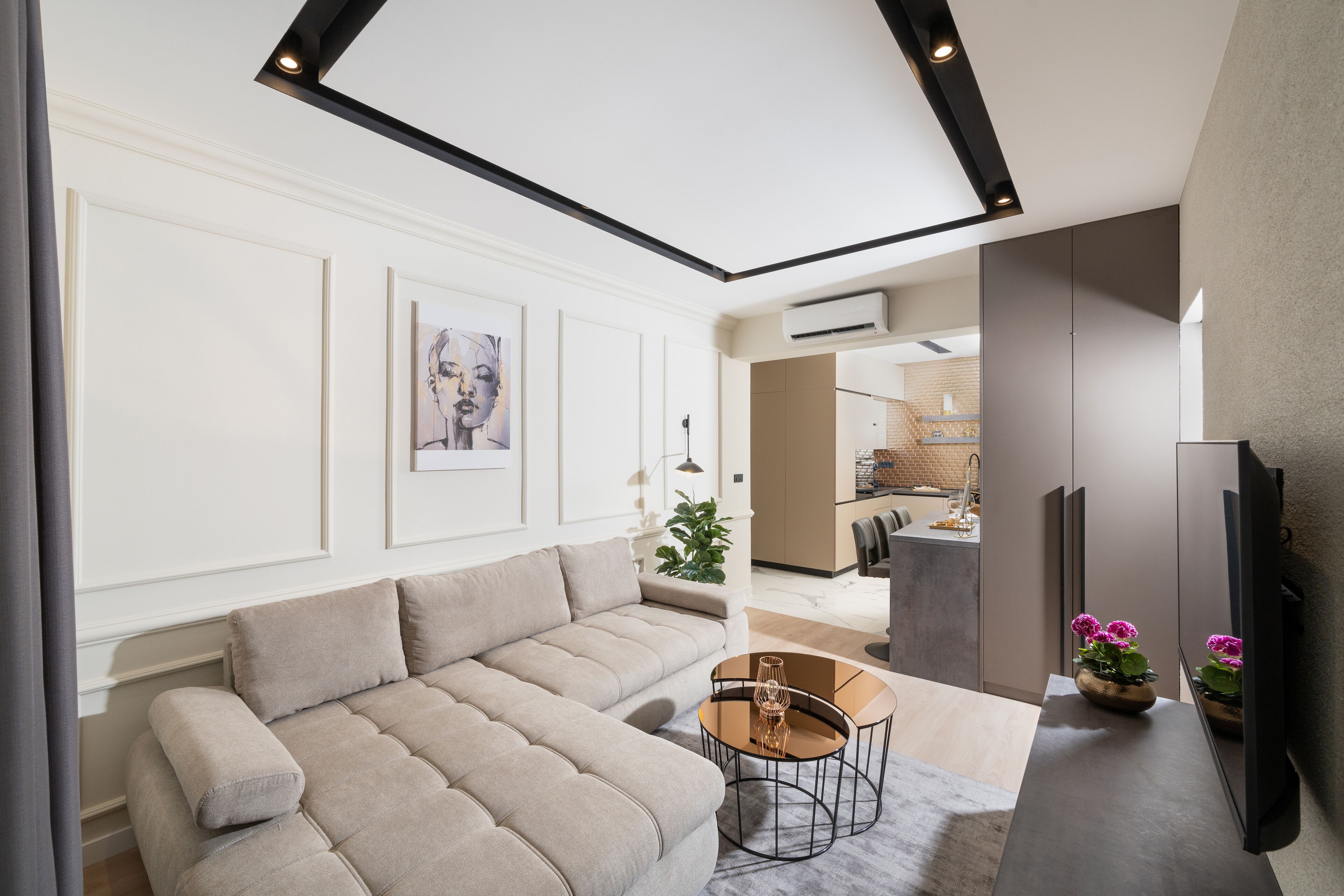 Premium-íbúð | Stofa | 100-cm snjallsjónvarp með gervihnattarásum, sjónvarp.