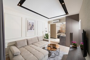 Apartamento Premium | Zona de estar | Smart TV de 100 cm con canales por satélite, una televisión