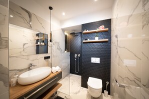Apartamento elite | Banheiro | Chuveiro, secador de cabelo, toalhas de banho, shampoo
