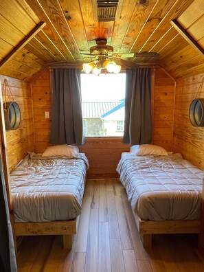 4 bedrooms, desk, travel cot, free WiFi