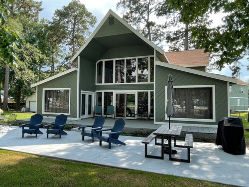 Beautiful Lakefront Home  - 4BR/3BA - Huge Lot! - 400ft of bulkhead - Boathouse