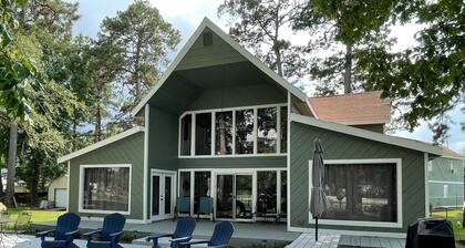 Beautiful Lakefront Home - 4BR/3BA - Huge Lot! - 400ft of bulkhead - Boathouse