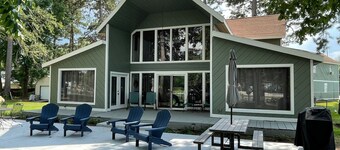 Beautiful Lakefront Home - 4BR/3BA - Huge Lot! - 400ft of bulkhead - Boathouse