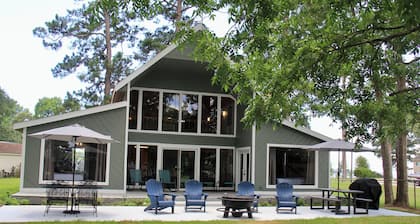 Beautiful Lakefront Home - 4BR/3BA - Huge Lot! - 400ft of bulkhead - Boathouse