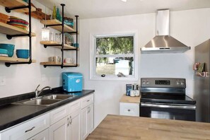 Fridge, oven, stovetop, coffee/tea maker