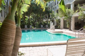 A heated pool - 🌴 Hemingway Garden Palm Beach Island 🌴 FREE Valet Parking 🌴 Breakfast 🌴 Pool (Palm Beach)