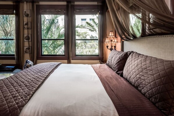 Desk, iron/ironing board, free WiFi, bed sheets - 🌴 Hemingway Garden Palm Beach Island 🌴 FREE Valet Parking 🌴 Breakfast 🌴 Pool (Palm Beach)