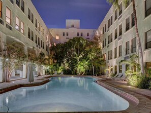 A heated pool - 🌴 Hemingway Garden Palm Beach Island 🌴 FREE Valet Parking 🌴 Breakfast 🌴 Pool (Palm Beach)