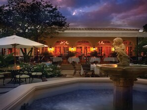 Outdoor dining - 🌴 Hemingway Garden Palm Beach Island 🌴 FREE Valet Parking 🌴 Breakfast 🌴 Pool (Palm Beach)