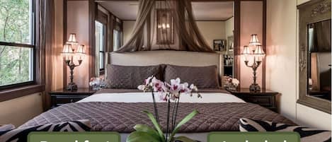 Een bureau, een strijkplank/strijkijzer, gratis wifi, beddengoed