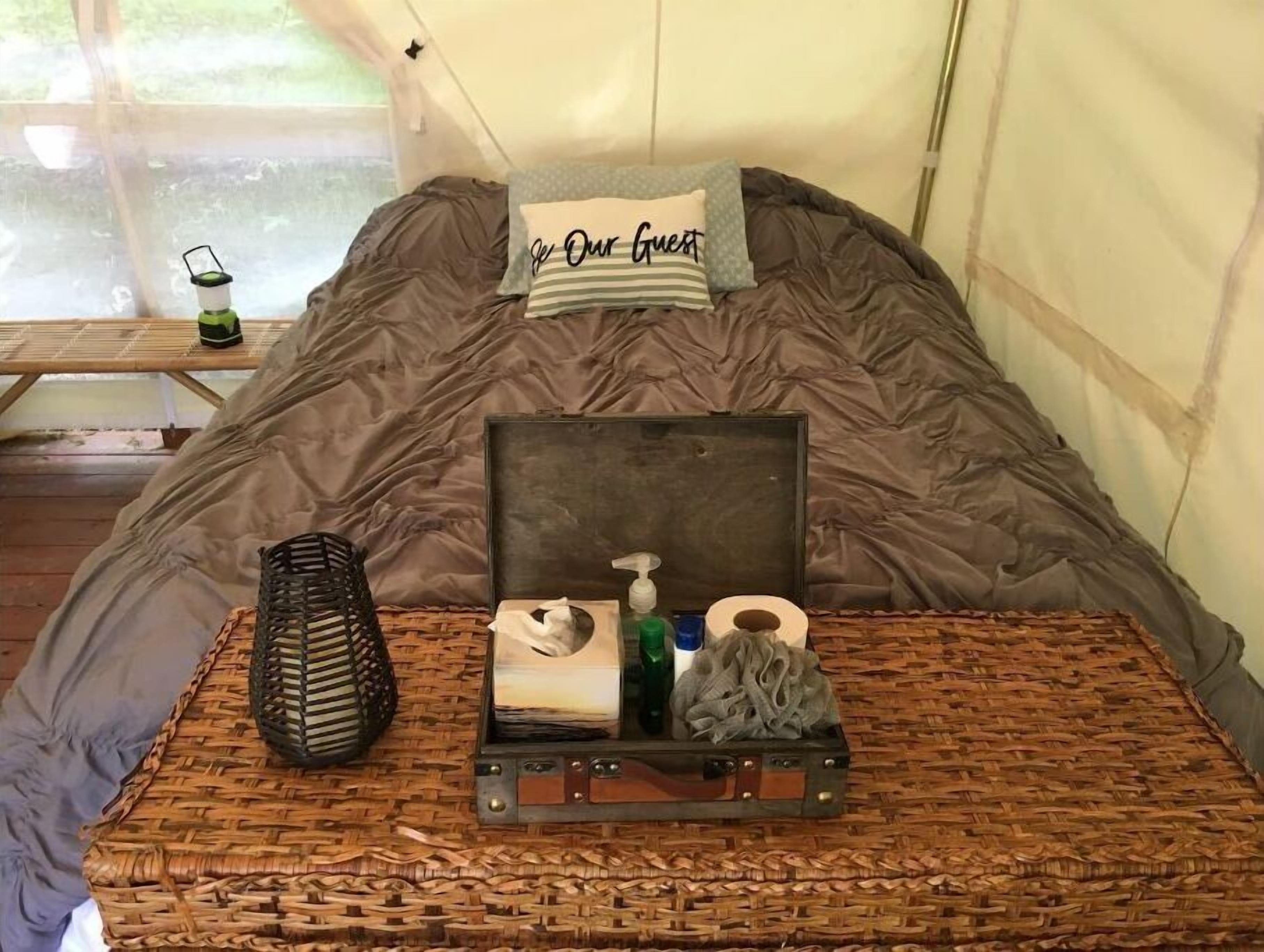 1 bedroom, bed sheets