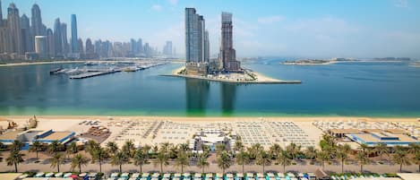 2 piscines extérieures, cabanons gratuits, parasols de plage