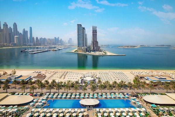 2 piscines extérieures, cabanons gratuits, parasols de plage