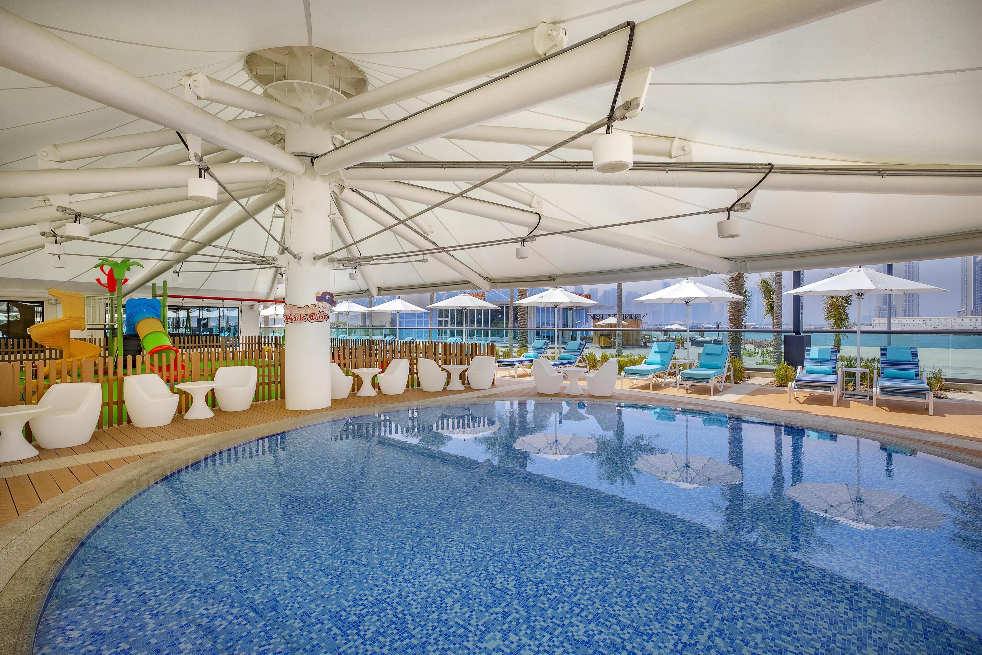 2 piscinas externas, barracas de cortesia, guarda-sóis