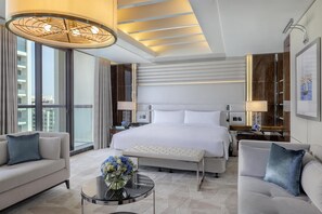 Suíte presidencial, terraço, vista para o mar | Frigobar, cofres nos quartos, escrivaninha