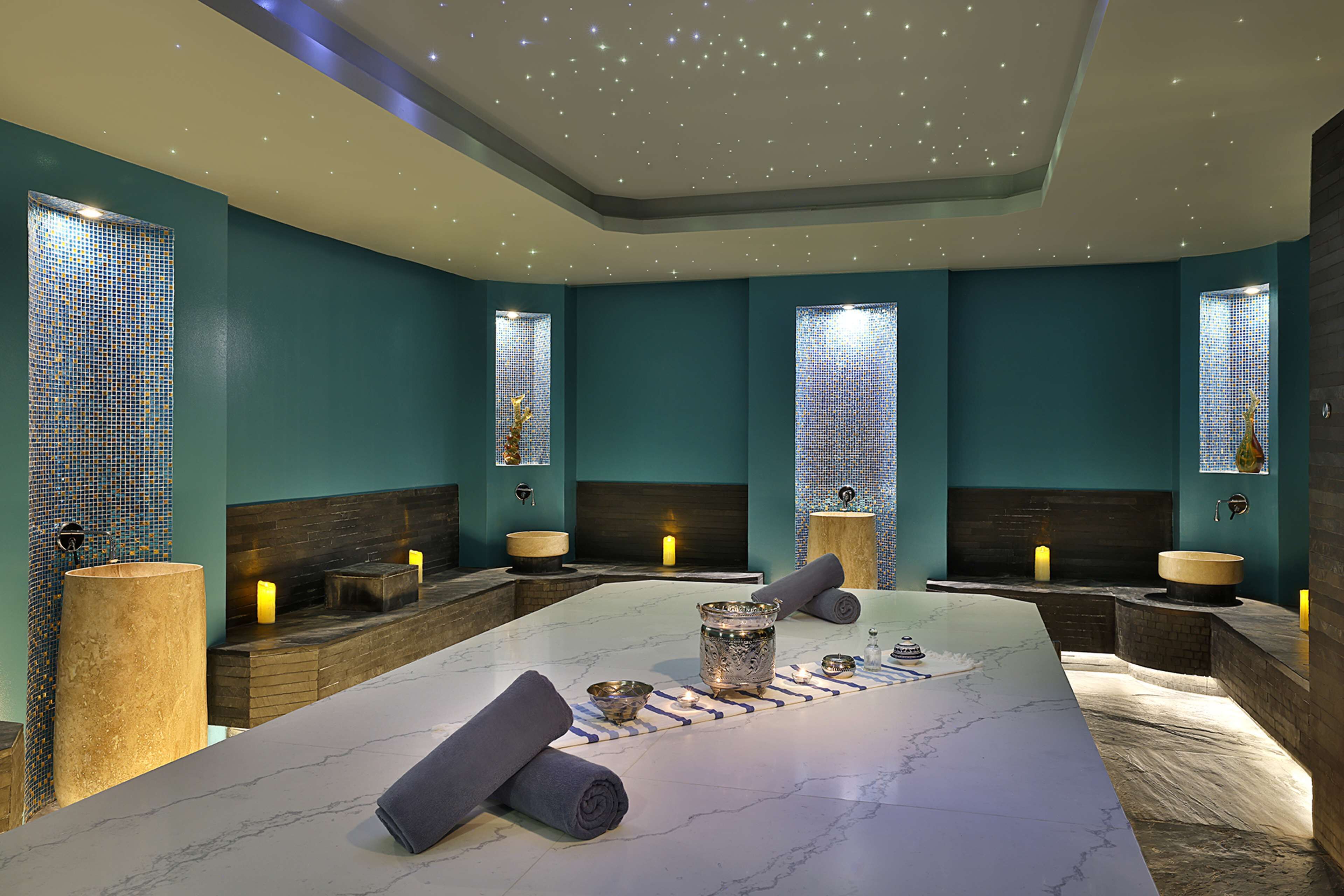Couples treatment room(s), sauna, hot tub, steam room