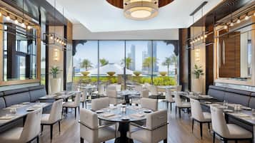 10 restaurants, breakfast, lunch, dinner served; international cuisine