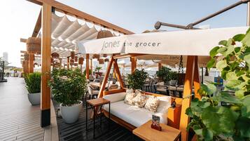 10 restaurants; breakfast, lunch, dinner, and brunch served