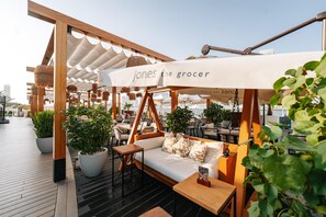 10 restaurants; breakfast, lunch, dinner and brunch served  - Hilton Dubai Palm Jumeirah (Dubai)