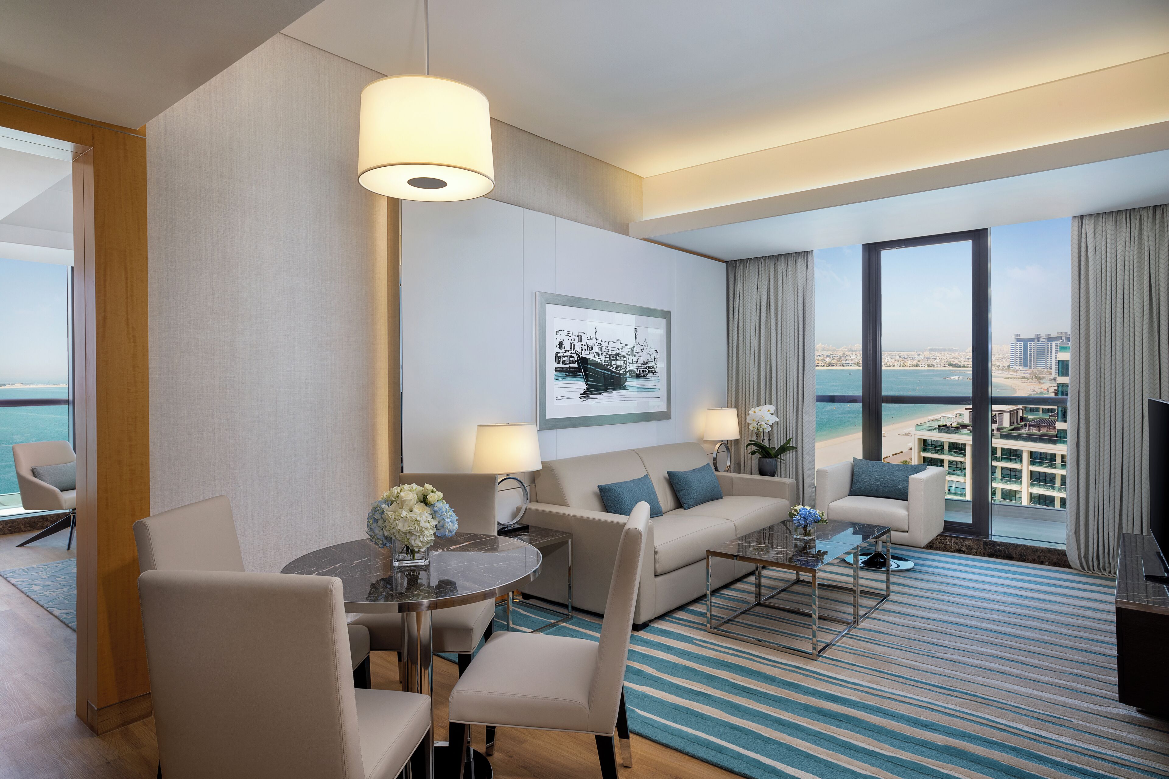 Suite Deluxe, 1 habitación, balcón, vista al mar | Área de sala de estar | Televisión LED de 55 pulgadas con canales vía satélite y televisión 