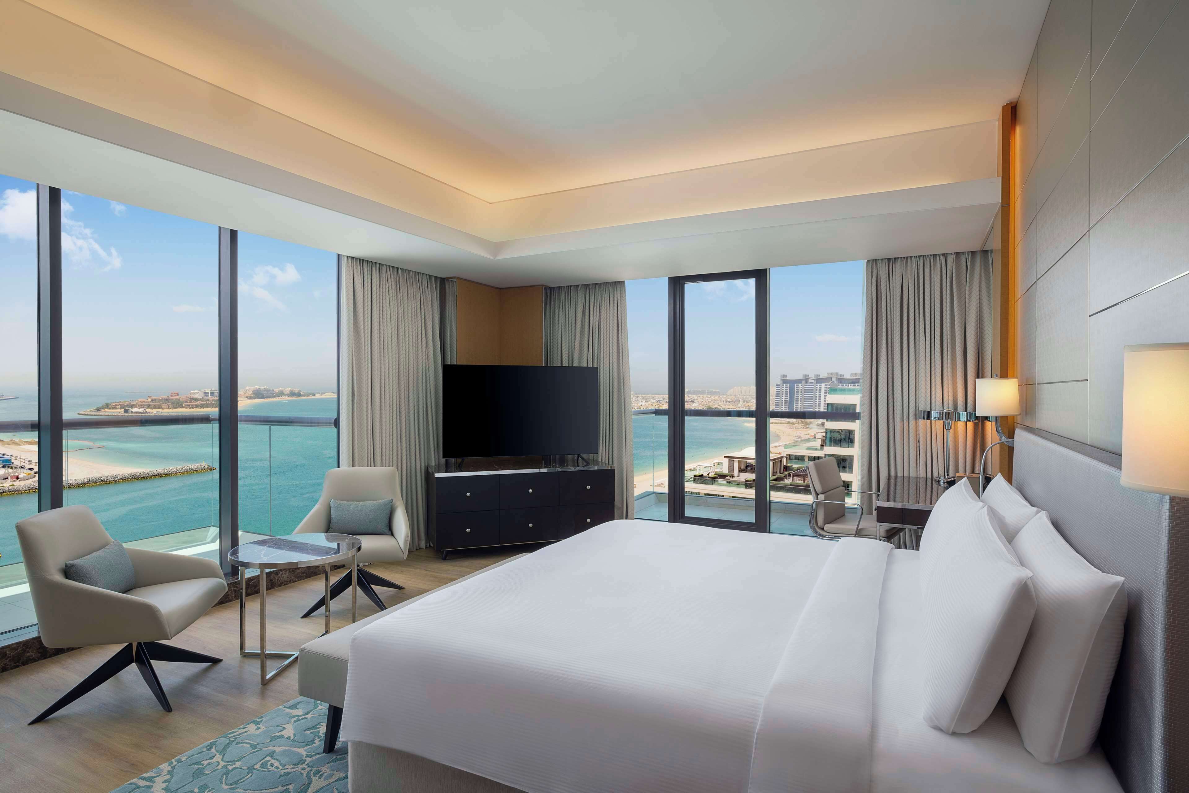 Minibar, Zimmersafe, Schreibtisch, laptopgeeigneter Arbeitsplatz