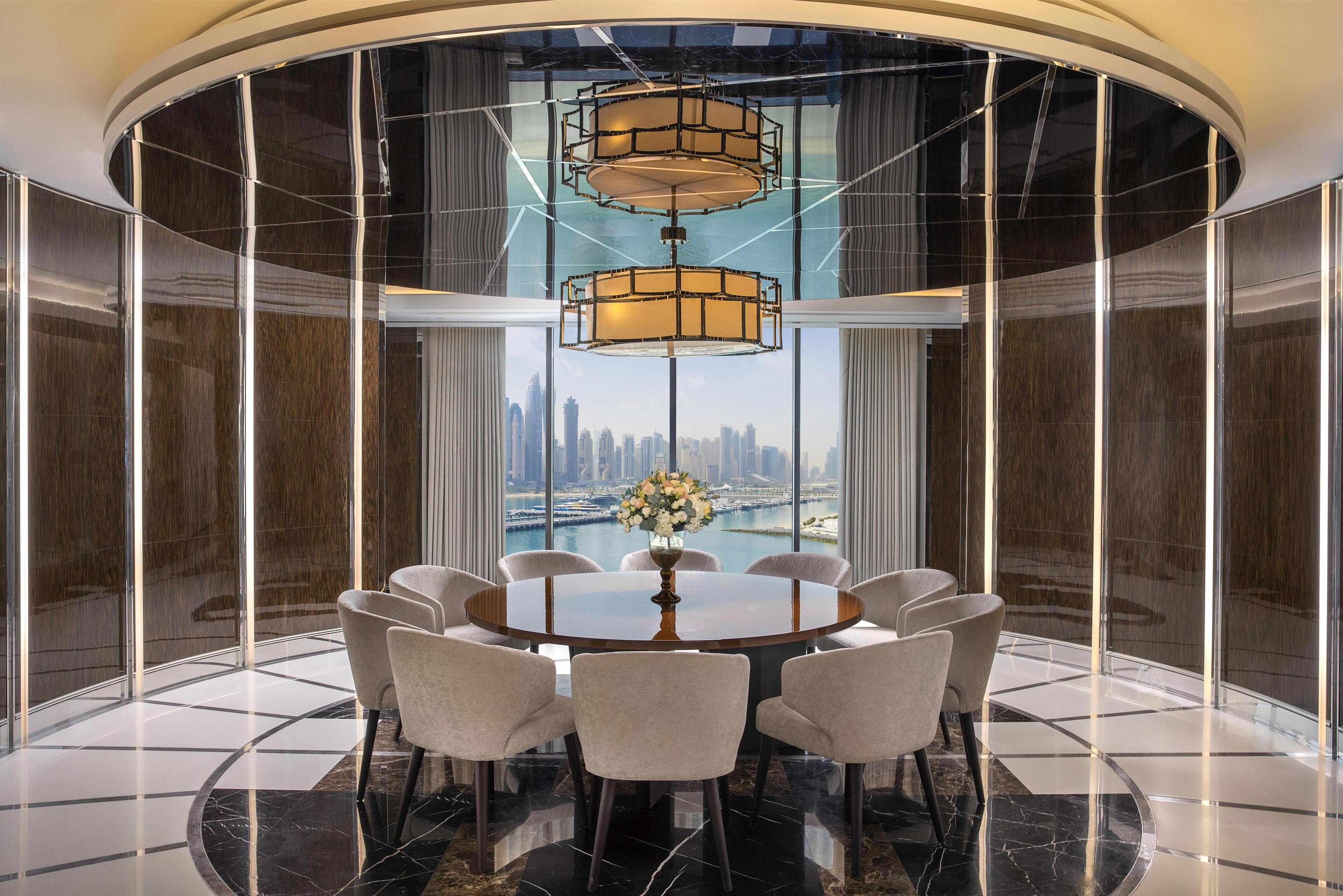 Suite royale, balcon, vue sur la mer | Aire de séjour | Téléviseur à DEL de 55 po avec télévision par satellite, téléviseur