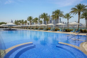 2 piscinas al aire libre, cabañas de piscina gratuitas, sombrillas