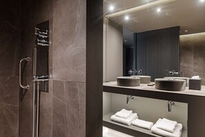 Deluxe Duplex | Bathroom | Free toiletries, hair dryer, bathrobes, bidet - Hilton Porto Gaia (Vila Nova de Gaia)