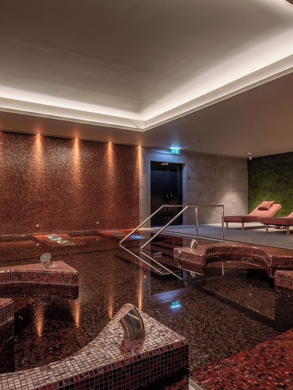 Indoor pool, sun loungers