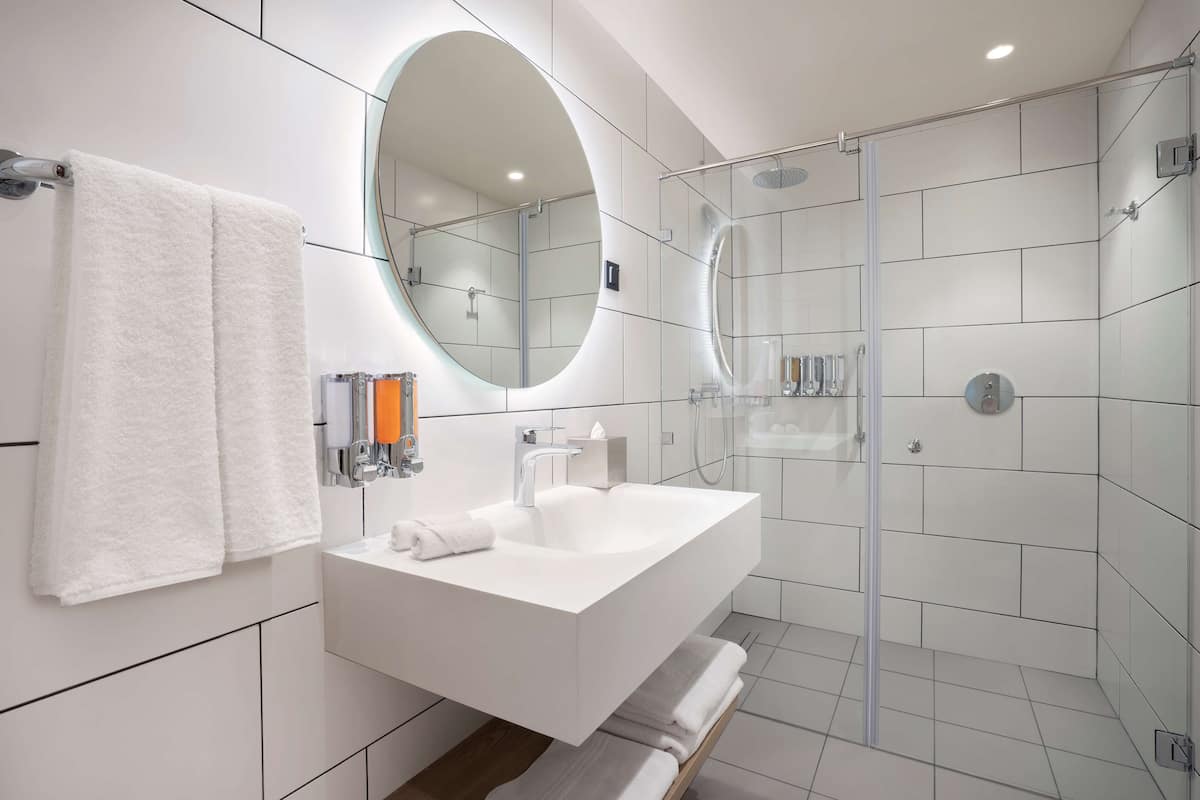 room, 1 king bed, non smoking | bathroom shower