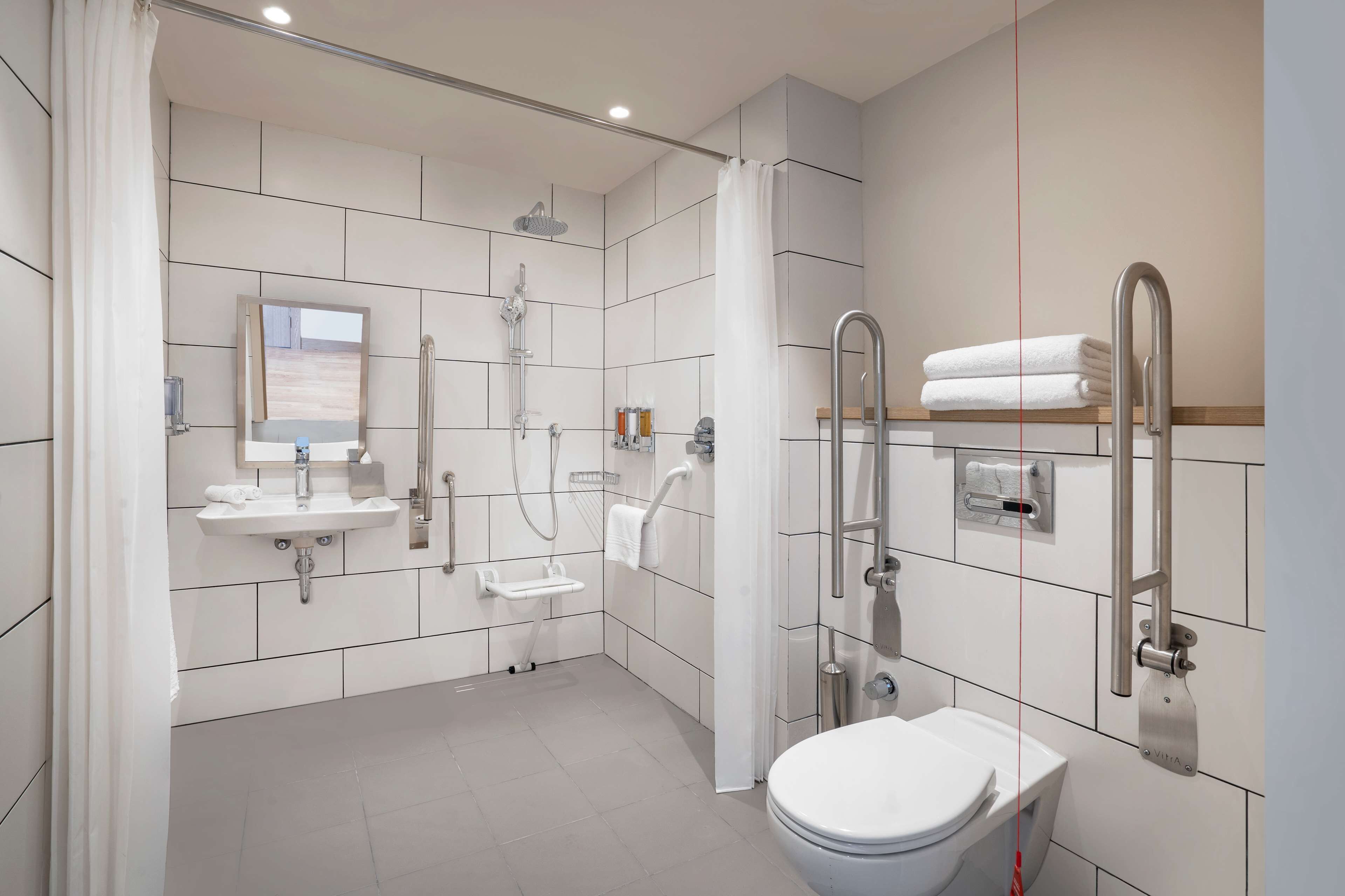 room, 1 queen bed, accessible | bathroom shower