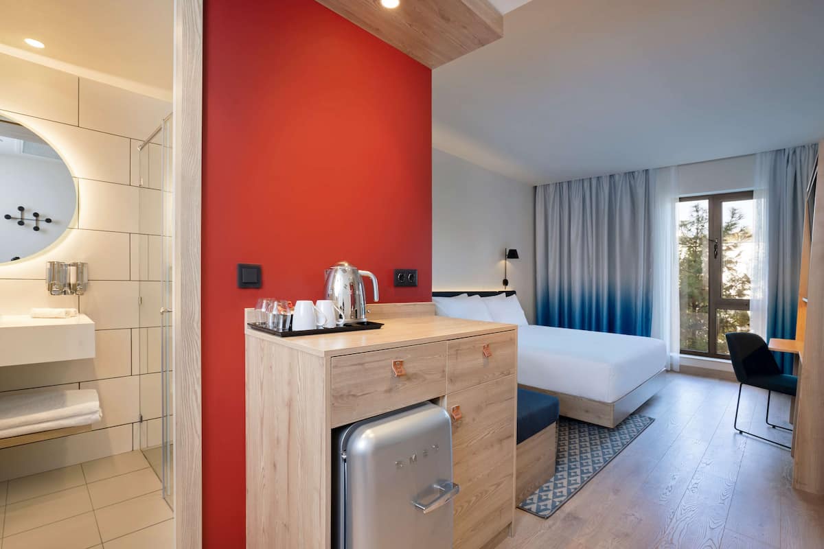 room, 1 king bed, non smoking | in-room safe, soundproofing, bed sheets