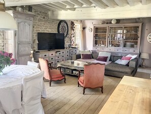 Téléviseur connecté, livres, bureau