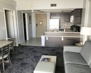 Smart TV, videojuegos, reproductor de DVD y futbolito 