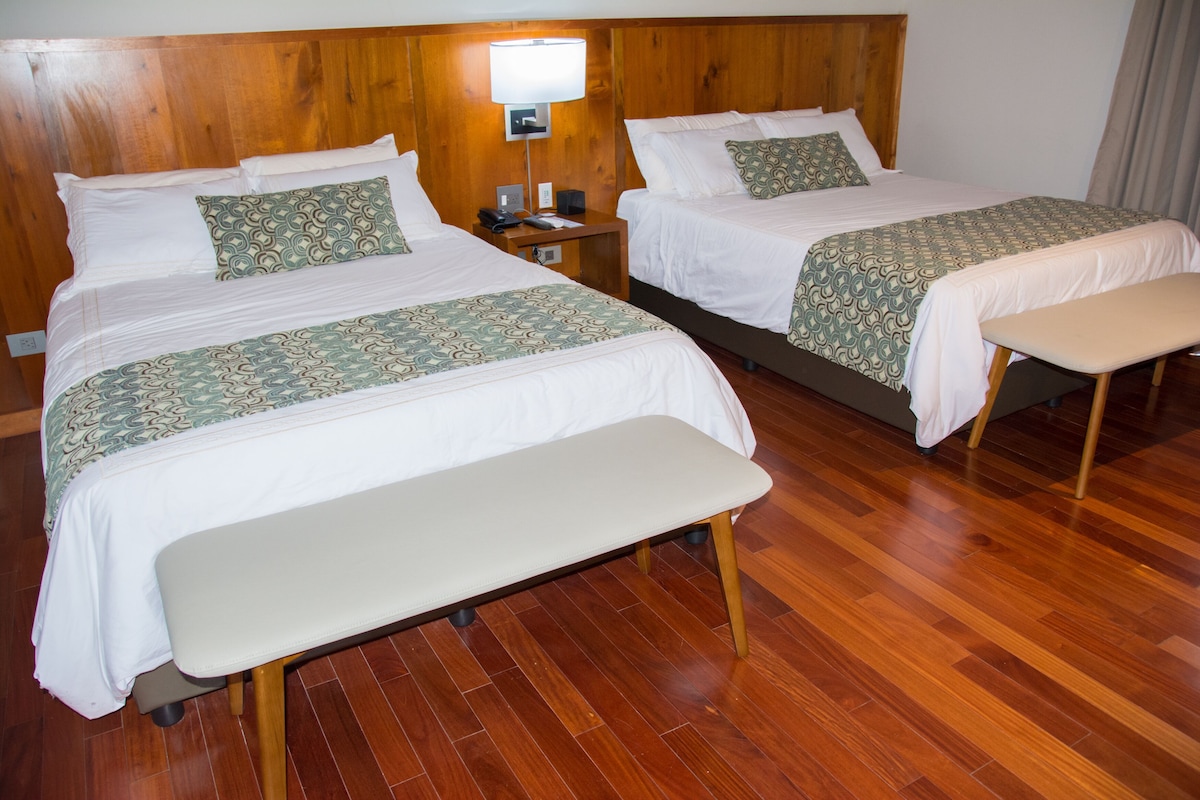 Roupas de cama premium, edredons de pluma, cofres nos quartos