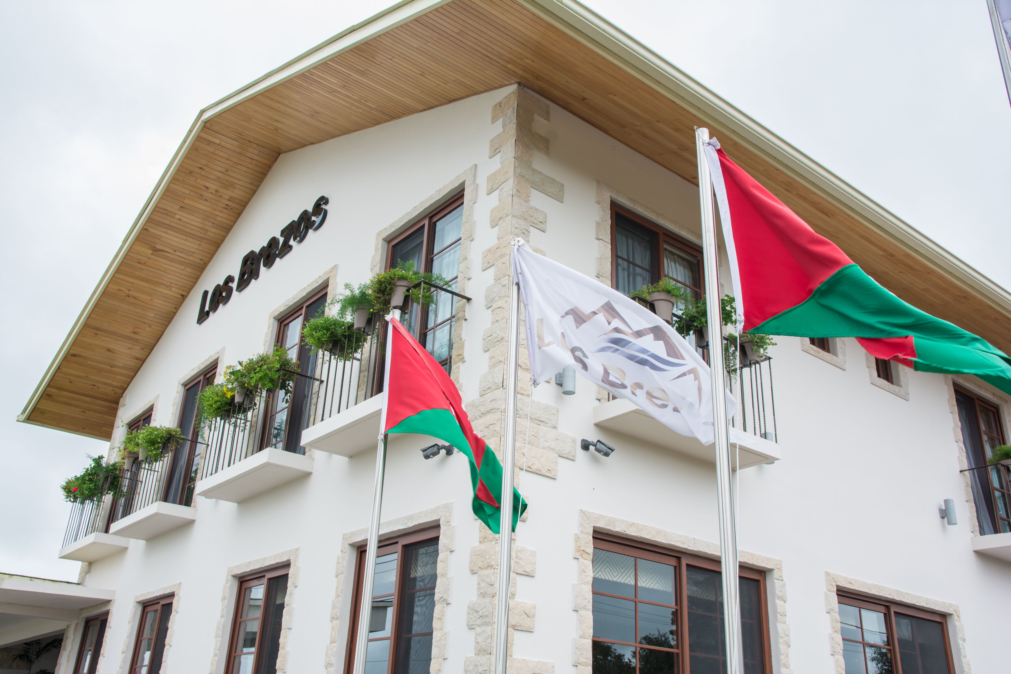 Um edifício com varandas e uma placa que diz 'Los Altos'.